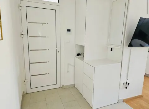Izdavanje, dvosoban stan, 70m², Centar, Tivat - image 7