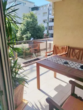 Nameštena terasa sa stolom, stolicama i zelenilom. - image 11