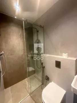 Moderno opremljeno kupatilo sa tuš kabinom i ugradnom sanitarijom. - image 18
