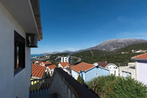 Pogled sa terase kuće na okolno naselje, more i planine. - image 4
