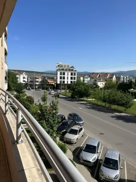 Pogled sa balkona na ulicu i okolne zgrade. - image 14