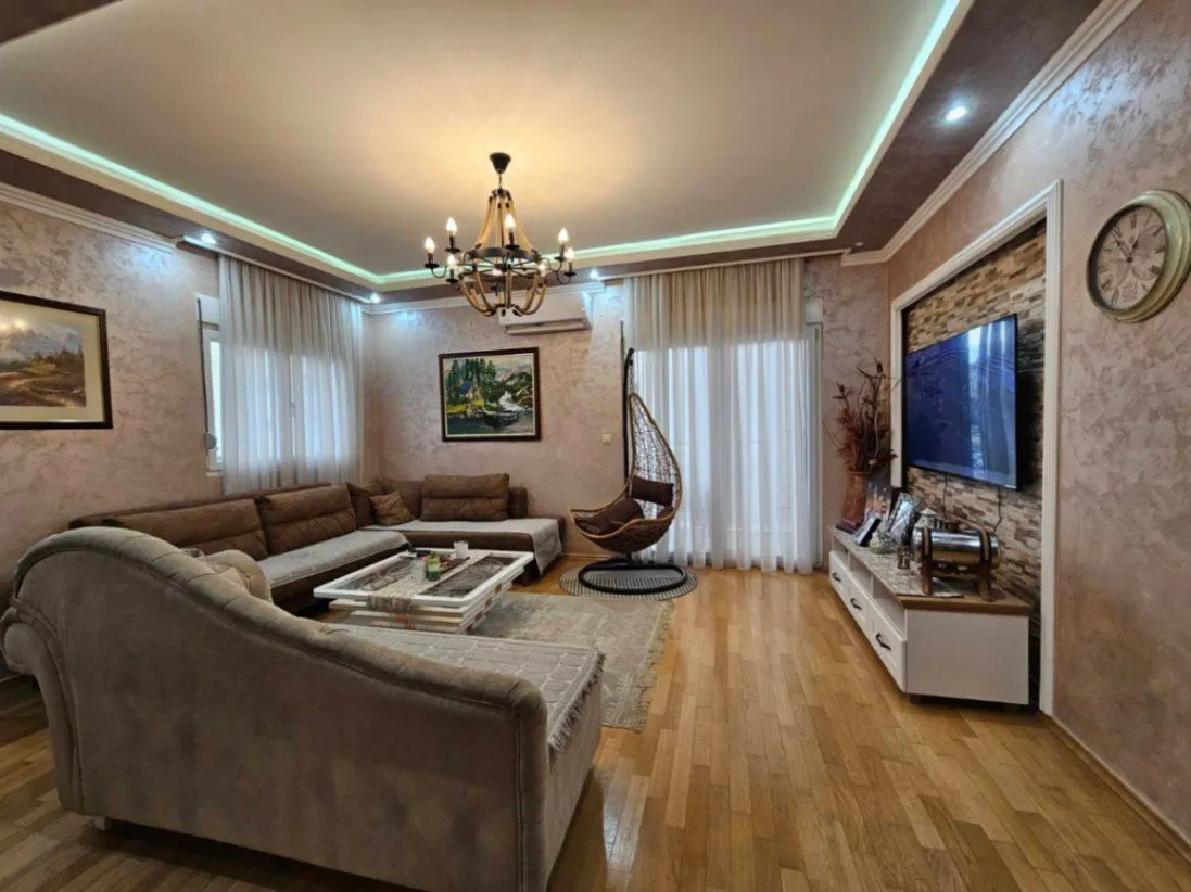 Izdavanje, trosoban stan, 100m², Blok 9, Podgorica