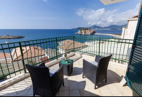 Namješten balkon sa pogledom na more i ostrvo Sveti Stefan. - image 37