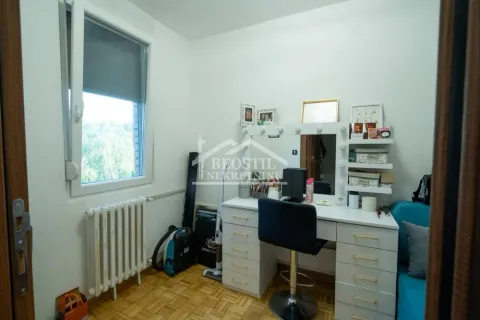 Manja soba sa belim radnim stolom, ogledalom sa sijalicama i kaučem. - image 10