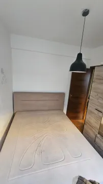 Manja spavaća soba sa bračnim krevetom i ormarom. - image 11