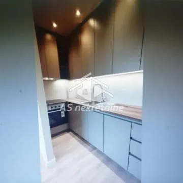Moderna kuhinja sa ugradnim elementima i osvetljenjem. - image 7