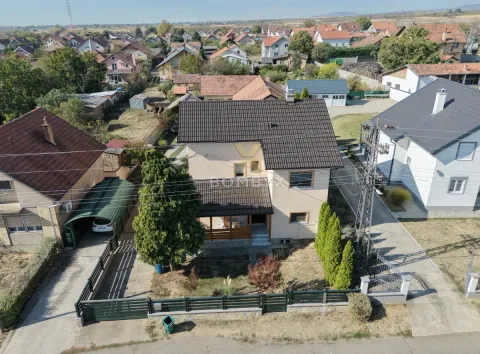 Pogled iz vazduha na porodičnu kuću sa uređenim dvorištem i okruženjem. - image 4