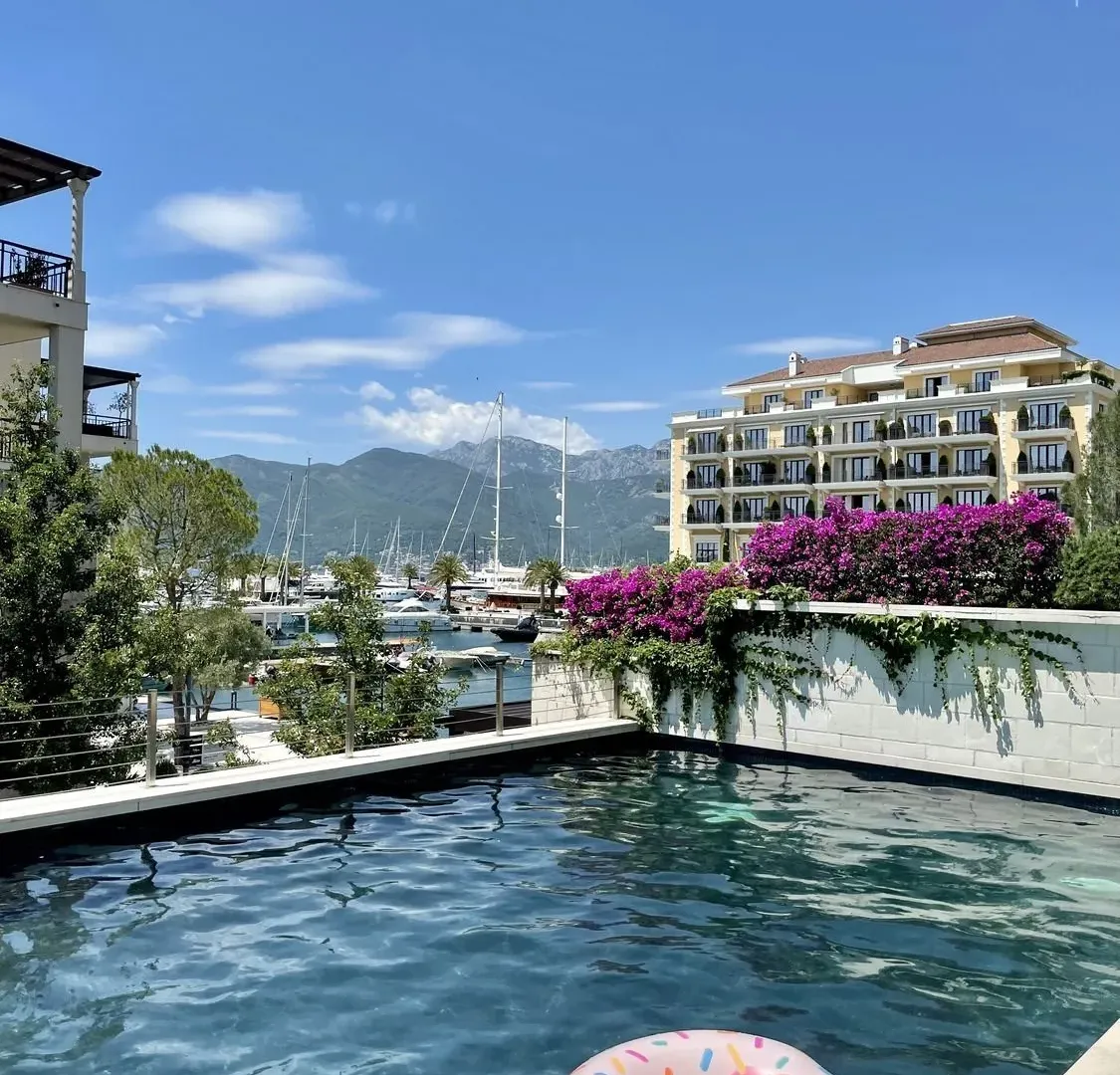 Izdavanje, dvosoban stan, 100m², Tivat, Crna Gora