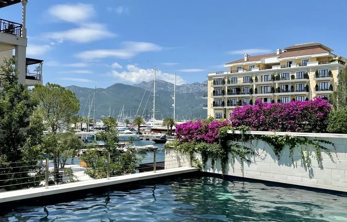 Izdavanje, dvosoban stan, 100m², Tivat, Crna Gora