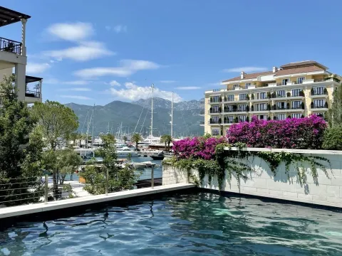 Izdavanje, dvosoban stan, 100m², Tivat, Crna Gora