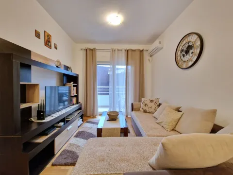 Izdavanje, dvosoban stan, 50m², Budva, Crna Gora