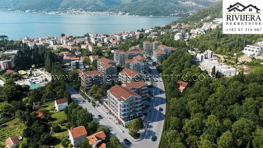 Pogled iz vazduha na kompleks zgrada i okolinu blizu mora.