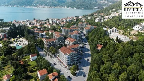 Pogled iz vazduha na kompleks zgrada i okolinu blizu mora. - image 11