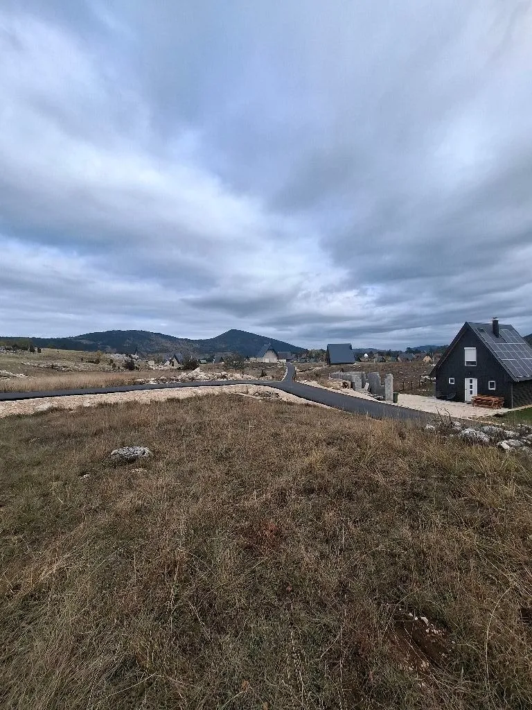 Pogled na vikendicu i okolni pejzaž.