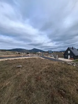 Pogled na vikendicu i okolni pejzaž. - image 2