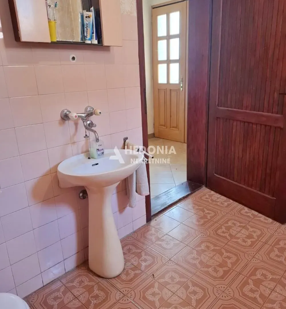 Prodaja, kuća, 176m², Centar, Inđija