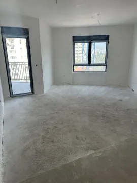 Neopremljena prostorija u novogradnji sa prozorom i izlazom na terasu. - image 6