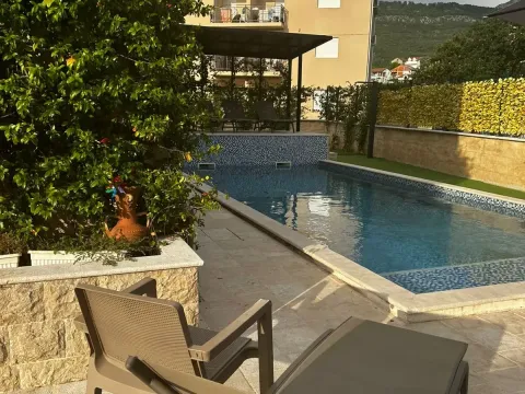 Izdavanje, kuća, 220m², Tivat, Crna Gora