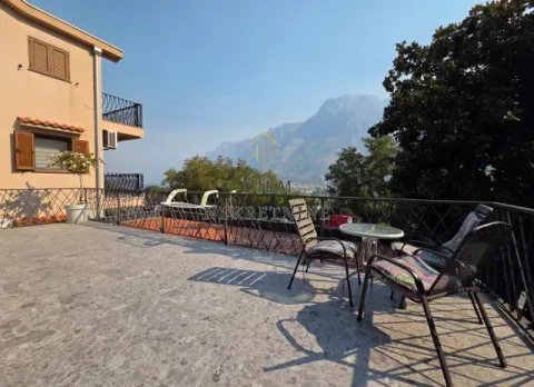 Spacious terrace with a table, chairs, and a view of the mountains and surroundings. - image 2