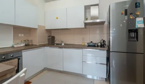 Manja kuhinja sa bijelim elementima, ugradnom tehnikom i frižiderom. - image 3