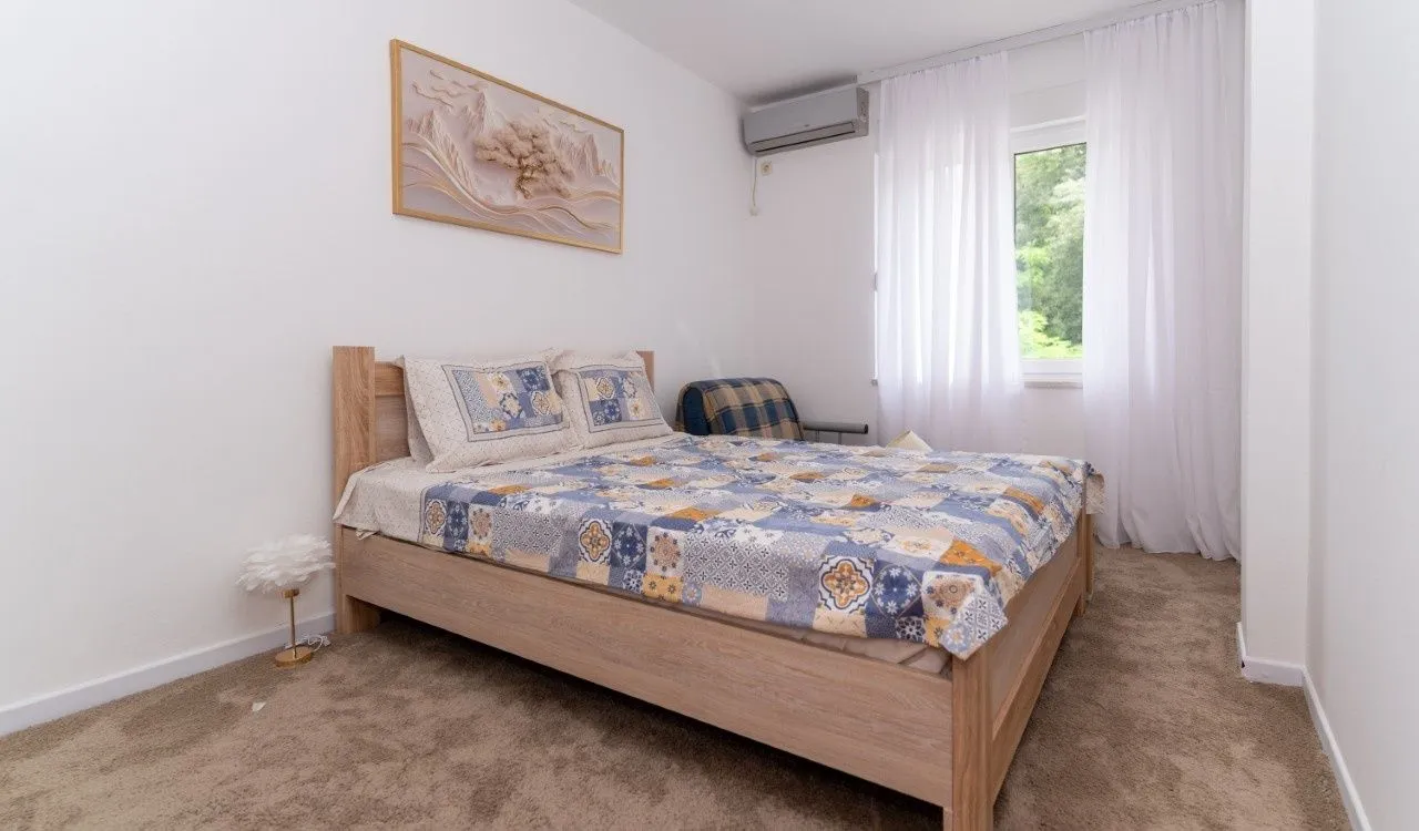 Izdavanje, trosoban stan, 200m², Gorica C, Podgorica
