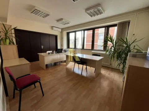 Izdavanje, poslovni prostor, 228m², Bulevar Oslobodjenja, Novi Sad Sve Podlokacije - image 3