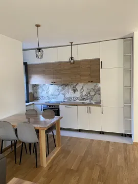 Svijetla moderna kuhinja sa drvenim detaljima i trpezarijskim stolom. - image 2