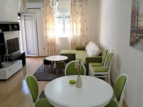 Izdavanje, jednosoban stan, 47m², City Kvart, Podgorica - image 1