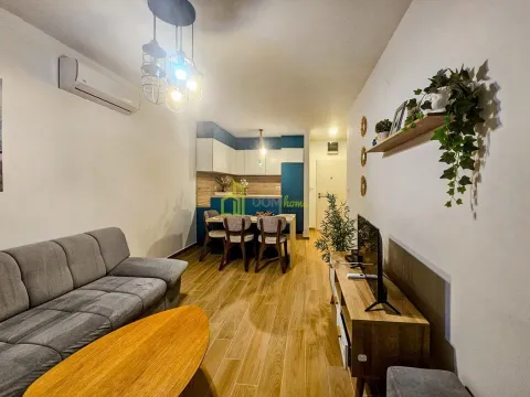 Dnevni boravak sa garniturom, TV komodom i trpezarijskim dijelom u pozadini. - image 4