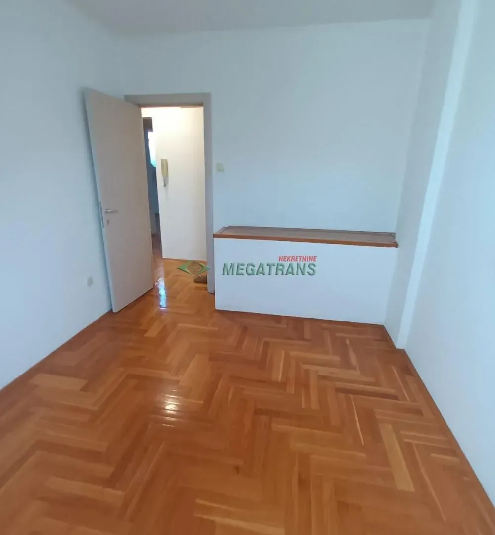 Izdavanje, četvorosoban stan, 100m², Centar, Novi Sad
