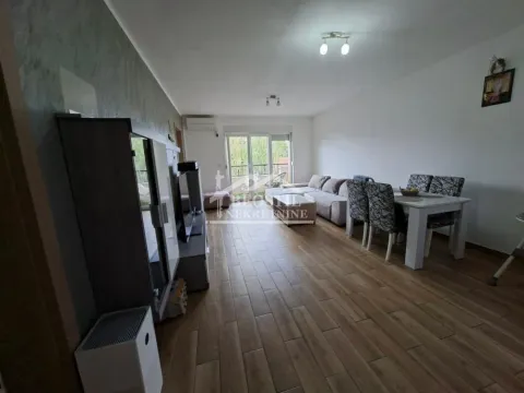 Dnevna soba sa garniturom, TV komodom i trpezarijskim stolom. - image 14