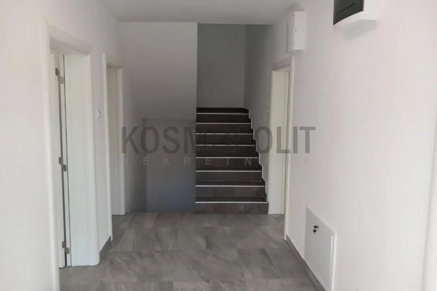 Izdavanje, kuća, 250m², Mali Mokri Lug, Zvezdara Sve Podlokacije