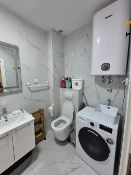Moderne opremljeno kupatilo sa veš mašinom i ugradnim bojlerom. - image 13