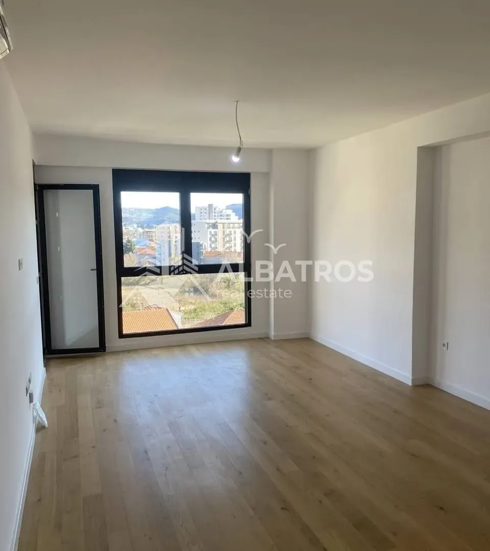 Prodaja, jednosoban stan, 55m², Centar, Bar