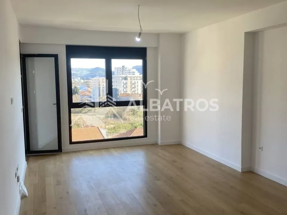 Prodaja, jednosoban stan, 55m², Centar, Bar