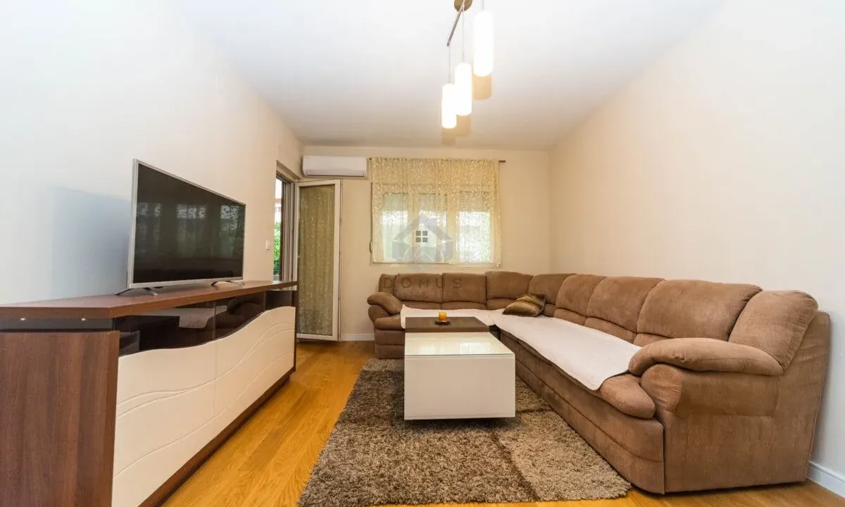 Izdavanje, jednosoban stan, 49m², Central Point, Podgorica