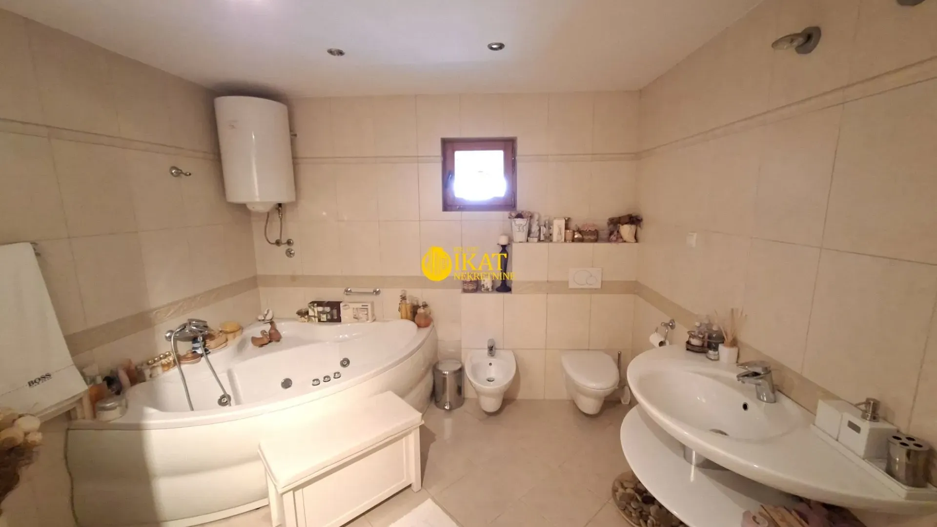 Prodaja, kuća, 265m², Borča 1, Borča Sve Podlokacije