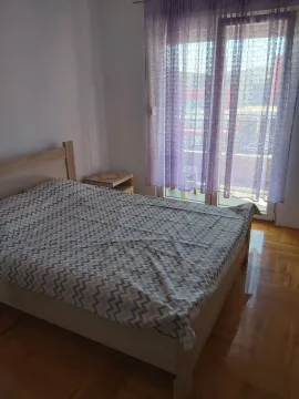 Svijetla spavaća soba sa bračnim krevetom. - image 6