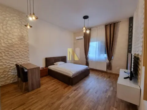 Nameštena spavaća soba sa bračnim krevetom, trpezarijskim stolom i TV komodom. - image 5