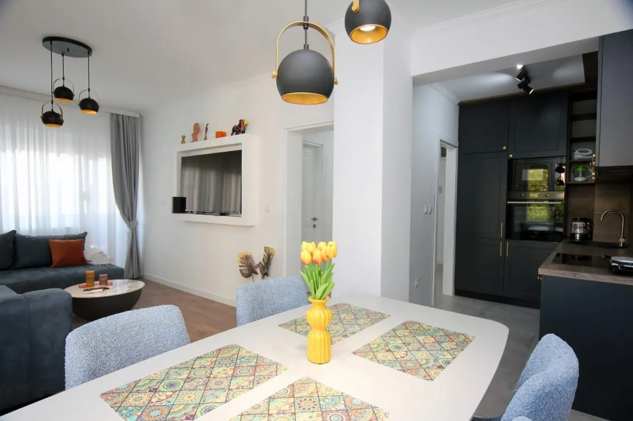 Izdavanje, dvosoban stan, 73m², Centar, Tivat