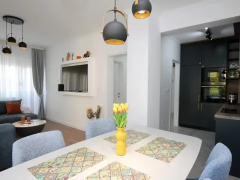 Izdavanje, dvosoban stan, 73m², Centar, Tivat - image 7