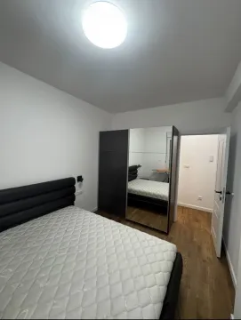 Spavaća soba sa bračnim krevetom i ormarom sa ogledalom. - image 3