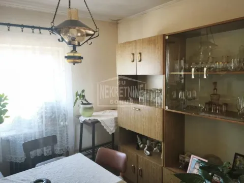 Dnevna soba sa trpezarijskim stolom i drvenim nameštajem. - image 3