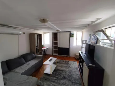 Dnevni boravak sa garniturom za sjedenje, televizorom i plakarom. - image 5