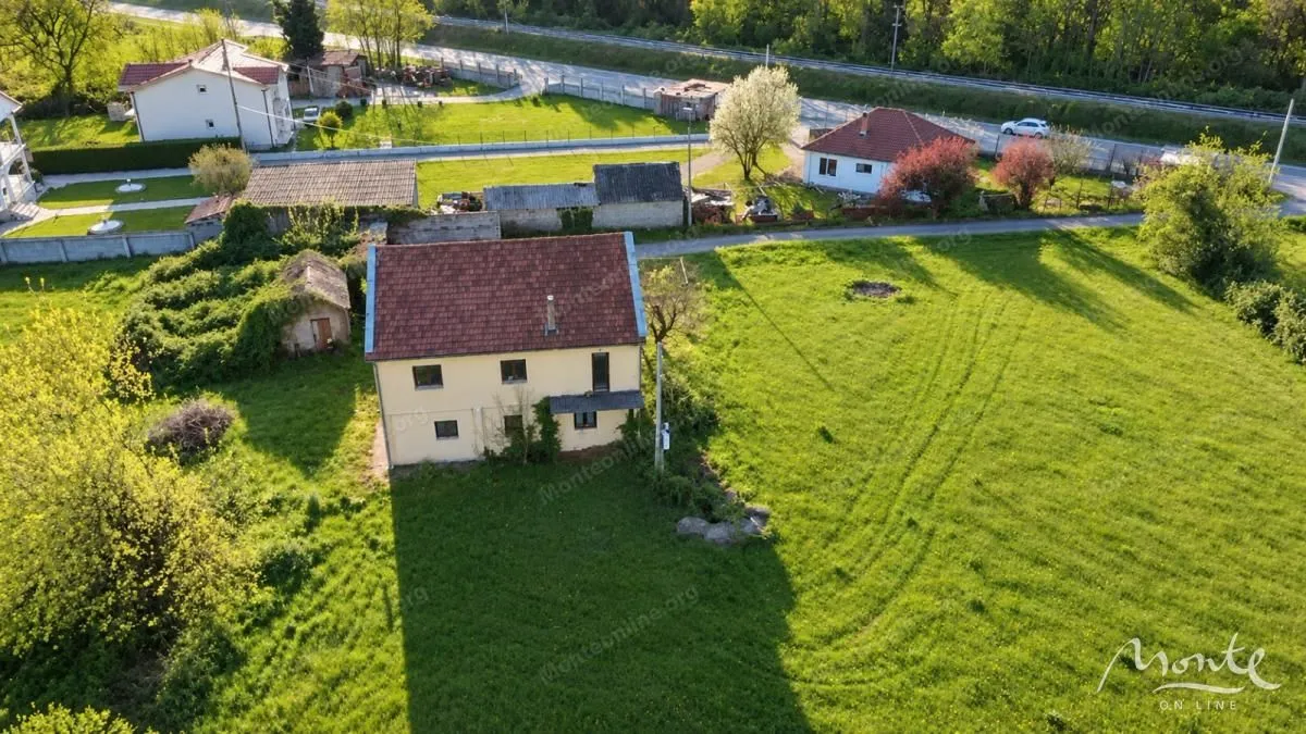 Pogled iz vazduha na kuću sa dvorištem i okolnim objektima.
