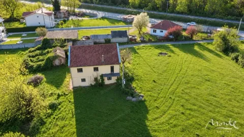 Pogled iz vazduha na kuću sa dvorištem i okolnim objektima. - image 3