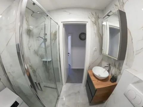 Rent, two bedroom apartment, 60m², Tivat, Crna Gora - image 4