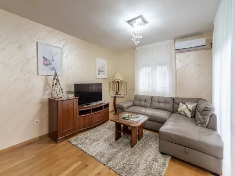 Izdavanje, dvosoban stan, 56m², Momišići, Podgorica