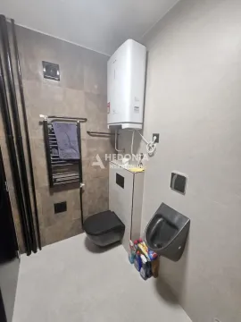 Moderno kupatilo sa WC šoljom, pisoarom i bojlerom. - image 7