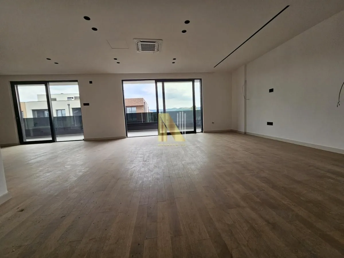 Prodaja, stan, 221m², Bulevar patrijarha Pavla, Novi Sad Sve Podlokacije